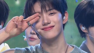 LAGU DEBUT CLOSE YOUR EYES [Semua Puisi dan Novel dalam Hatiku] Panggung Pertama Penampilan Lagu
