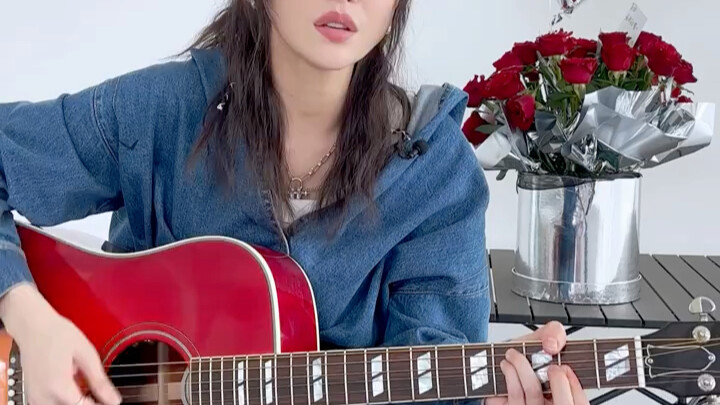 يو ون ون تعزف وتغني «Ru Yuan» على الغيتار.. جميلة لدرجة تبكي!!