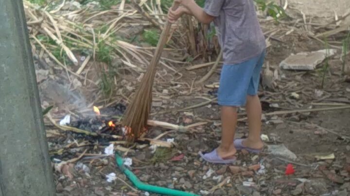 u là trời  thằng em mất nết thiệt chứ 🤕