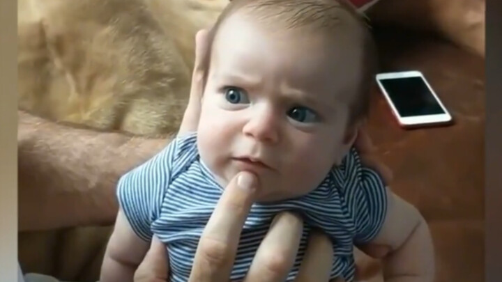 Cái mặt đứa nhỏ này phối hợp quá đỉnh luôn!