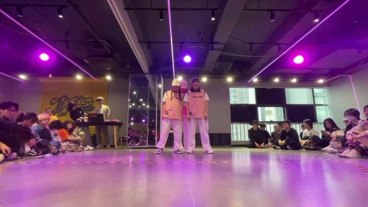 The first locking original choreography of Pig Man and Pleasant Goat on the Internet! ! ! Pink baske
