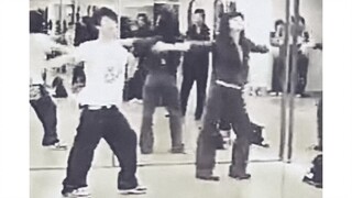 【ฟ่านปิงปิง】ขุดคลิปเต้นในห้องซ้อมสมัยแรกเริ่มของพี่น้องปิงปิงช่วงภาพยนตร์ "จินอู่เหมิน" จังหวะดีมาก