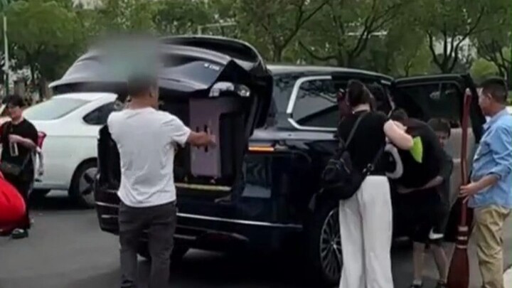 Princesses welcoming college students back to campus in Nanjing... but I ended up crying...