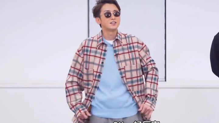 القطة الصغيرة تتحول إلى إنسان وتعلّم الرقص!