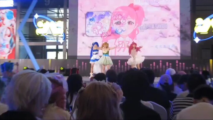 This clip was recorded relatively clearly that day by a Feimeng fan, @Ferret. She only came over to 