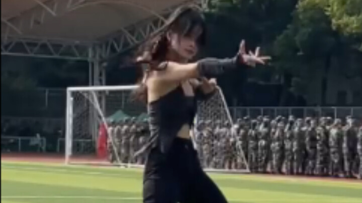 《pink venom》,《girls》+ nhảy break tuyên truyền tuyển thành viên hội quân sự phiên dịch sơ sài tí thôi