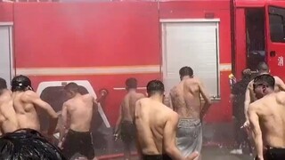 当“太平有象”遇上泼水狂欢，云南的男孩子都这么能歌善舞吗？