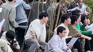 近日贵州贵阳 大学里的音乐课，让男女生隔着河进行歌曲对唱，两边都朝气蓬勃，情绪饱满，网友：原来这才是“情景教学”啊。