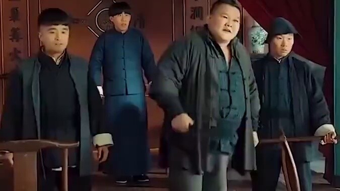 Khi một tên côn đồ địa phương gặp một cảnh sát mặc thường phục, bạn có còn kiêu ngạo nữa không?