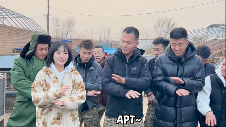 พี่ชาย! หนุ่มเกาหลีสอนหนุ่มชาวตงเป่ยเต้น \(^ヮ^)/ ทั้งสองฝ่ายเรียนรู้ได้ไวมาก ยอดไปเลย หรือว่าหนุ่มตง