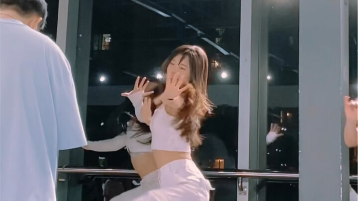 Come and see me shake my head! I won’t get tired of dancing the sweet dance kiss me more even if I d