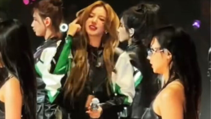 Trước khi Yujqi phát hiện tai nghe monitor bị hỏng, cô ấy đã lo lắng ra hiệu cho nhân viên dưới sân 