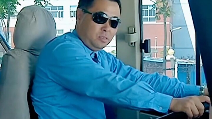 Cuối cùng tài xế cũng không chịu nổi, phải hít khí độc suốt cả quãng đường