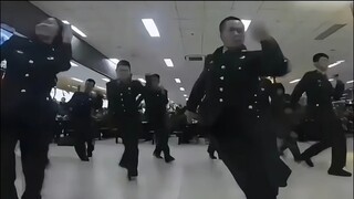报告班长，今天政委不在家。