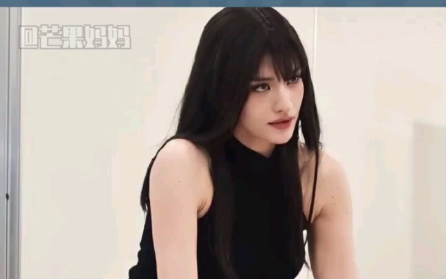 Karina dan para penggemar saling memakan biskuit; hari ini pun menjadi hari di mana semua orang gila