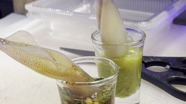 Aku menaklukkannya dengan cumi-cumi, dan dia bilang aku seorang seniman.