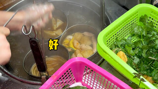The spicy hot pot on the streets of Chongqing is so delicious