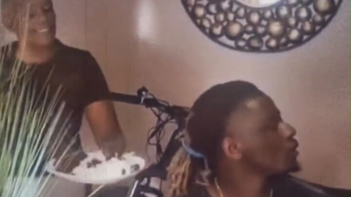 Đến nhà bạn đúng lúc đến bữa ăn.