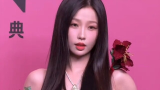笑死，虞书欣烈焰玫瑰冲上热搜，来自黑长直的杀伤力