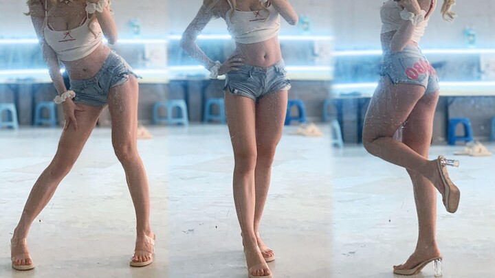 Don’t be shy! If you love hot pants and curvy legs, just get a little closer…♡