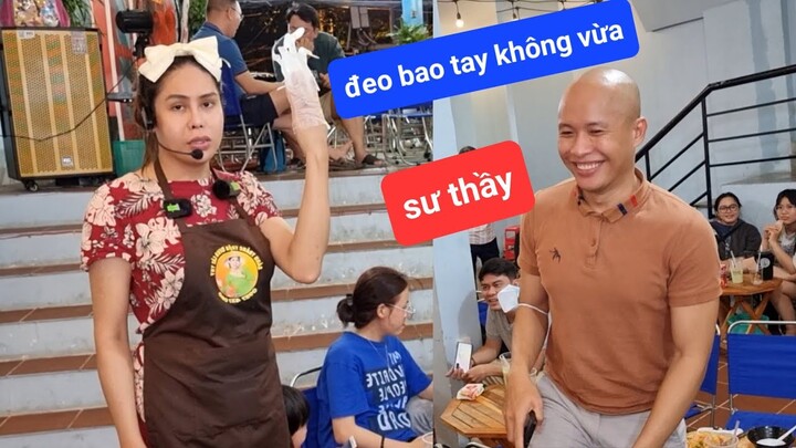 Sư thầy ghé thăm DIVA Cát Thy bánh tráng trộn - Ẩm thực Cha Rồng