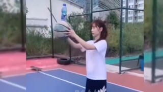 สาว ๆ เล่นบาสเก็ตบอล