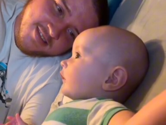 تسجيل أول مرة يتحدث فيها صغير الإنسان