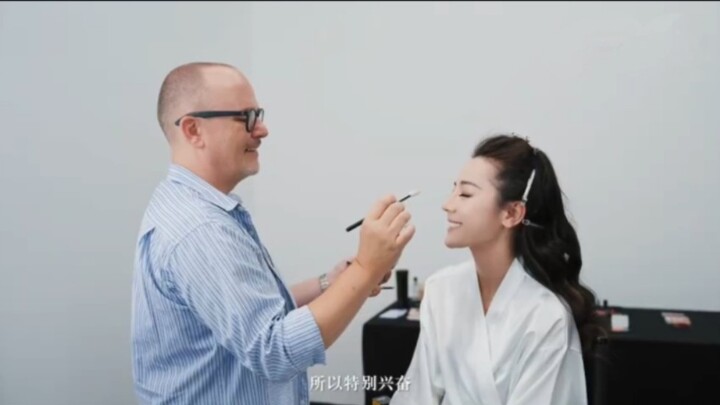 Here’s the behind-the-scenes footage of the makeup artist personally applying makeup to Dilireba. Re