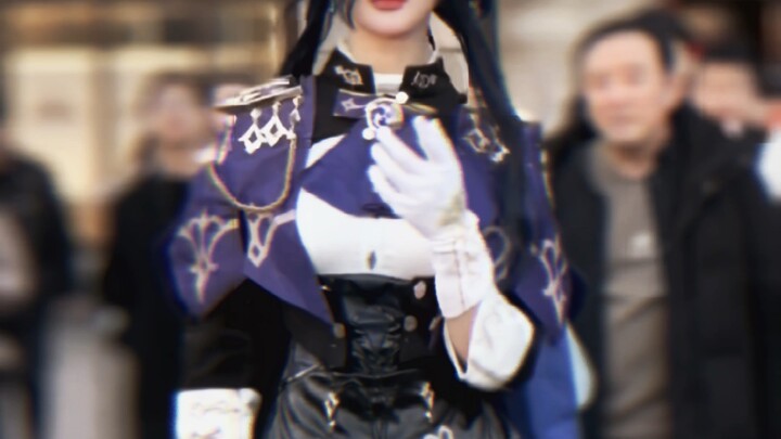 Cô nàng Cloëline diện váy hai dây trên Bến Thượng Hải ư?