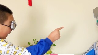 Liuliu xua đuổi Ultraman Zero!