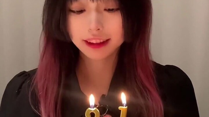 بعض الناس يكفيهم العيش في الذكريات