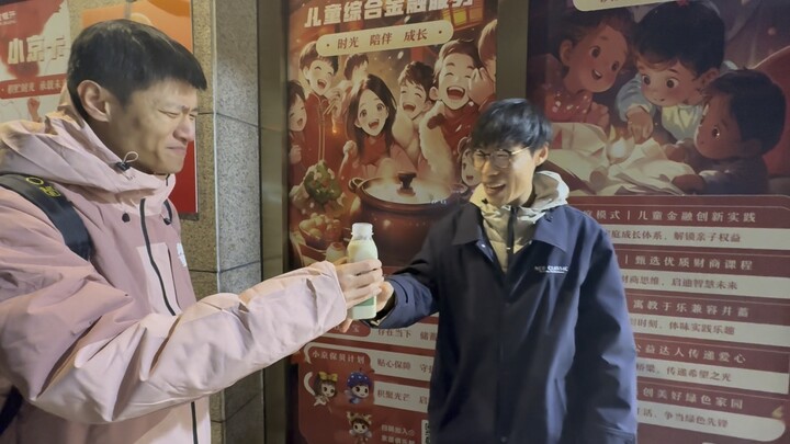 نقدّم الكؤوس ونتبادل الشرب، نحتسي عصير الفاصوليا… أهل شنغهاي القدماء ما يفوتهم هالطعم الأصيل! لذيذ ب