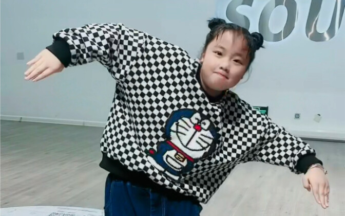 Hãy là một cô gái tuyệt vời, vui vẻ như thường lệ, với những ước mơ trong tim và ánh sáng trong mắt 