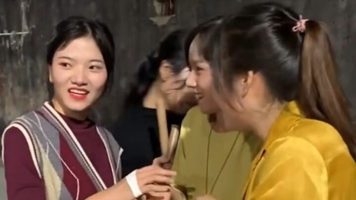 The Dachen-style female group female Yingge dance "each one is as beautiful as a flower" "the most b