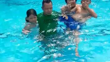 aku berenang sama ayah anak ayah ada 4 satunya nggak ikut🤲🏻🤲🏻🥺🥺😊😊😭