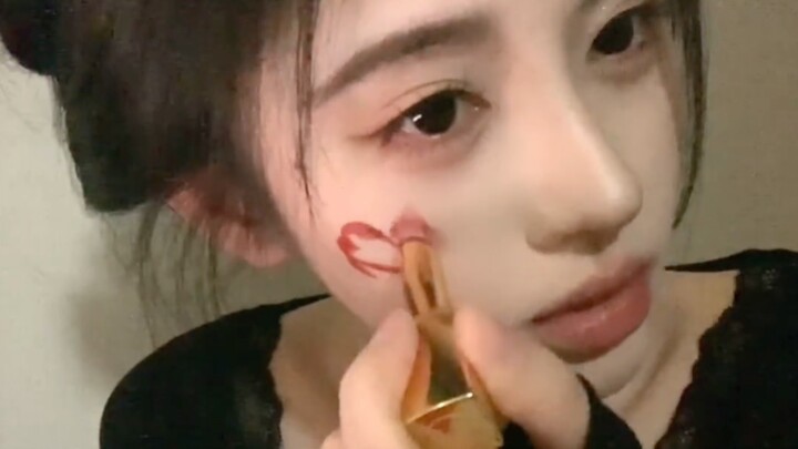 【Ju Jingyi】What on earth is this lady scribbling all over her beautiful face? Hahaha