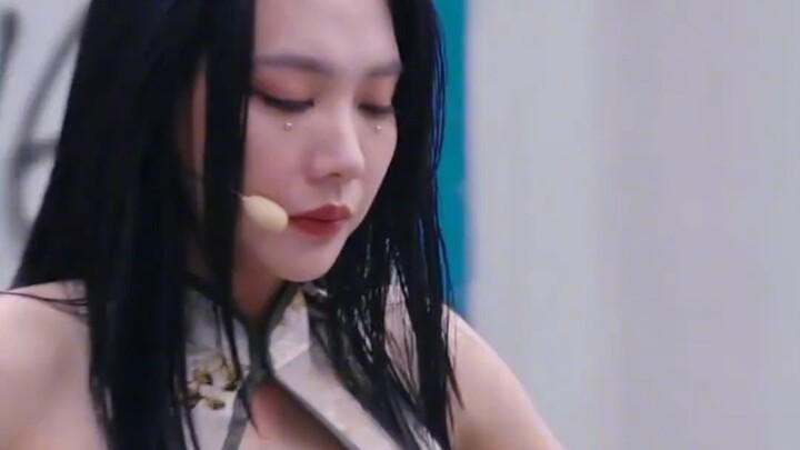 Siapa yang ngerti nih, habis minum obat langsung cepet fokus buat nari sambil nyemangatin adik-adik?