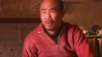 A woman stuffed into a sack, pick any one for 4,000 yuan!