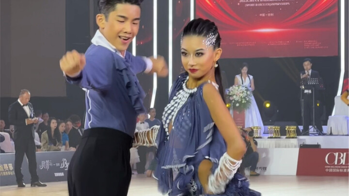Datang dan saksikan grup musik Latin populer Mo Han. Sangat menarik perhatian.