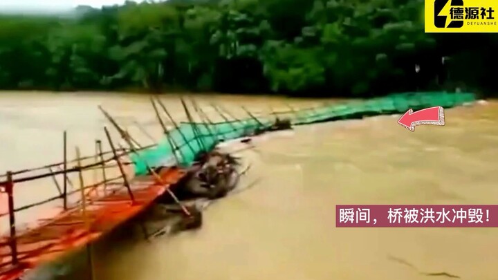 Người phụ nữ vừa bước lên bờ thì dòng lũ đã cuốn trôi cây cầu!