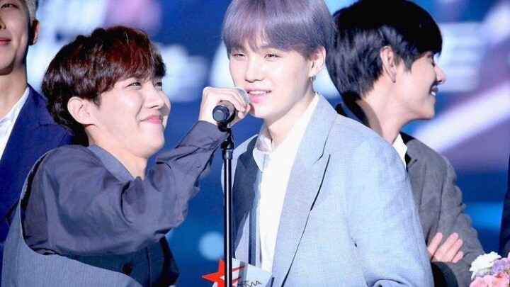 【BTS】Mic quá cao thì phải làm sao, đừng lo luôn có người giúp bạn nghĩ cách, hahaha!