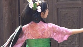 Who taught her to wear such a cute outfit and dance to Xiang Si Yao?!