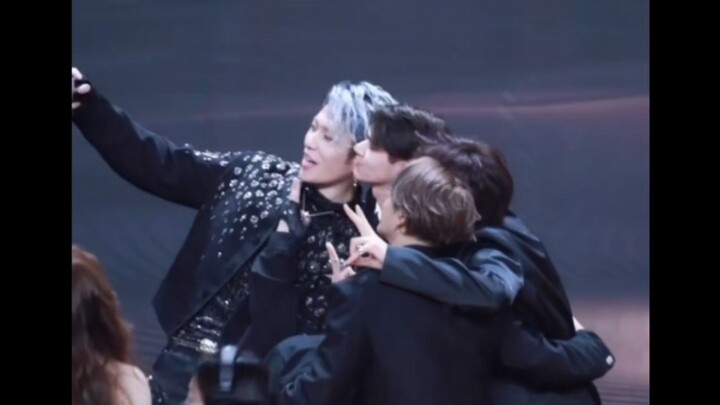 อั่วอันเข็นเขาไปถ่ายรูปหมู่ ชิ่งเหลียนช่วยเป็นสื่อกลาง หย่ามิยะวิช่วยถ่ายภาพ เสี่ยวกายที่ตามจีบหวังเ