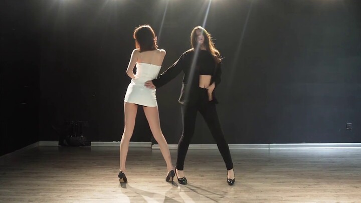 [Yan Yan & Matcha] Trouble Maker Min Yan's version of the dance with hip-hugging & two women in suit