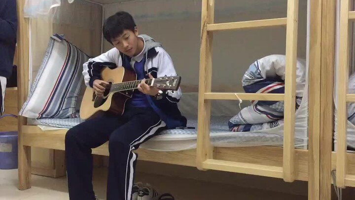 นักเรียนมัธยมปลายในเซินเจิ้นร้องเพลง "Stitches" ของเหมิงเต๋ออย่างเปิดเผยในหอพักของโรงเรียน