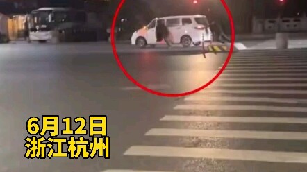 Menjelang tengah malam di bawah lampu lalu lintas, lima gadis berlari menyeberangi jalan untuk memba