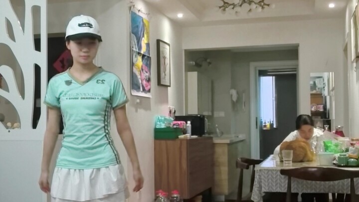 แม่กำลังกินข้าว ฉันก็เต้นร้องเพลง ฤดูร้อนนี่แหละคืออาณาจักรของฮอตซัมเมอร์