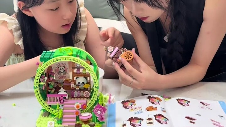 Cô em làm “bóng đèn” đến phát mê rồi!