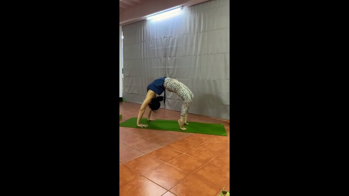 Camel to Wheel pose เรียนโยคะกับครูอ้อยจิตรา