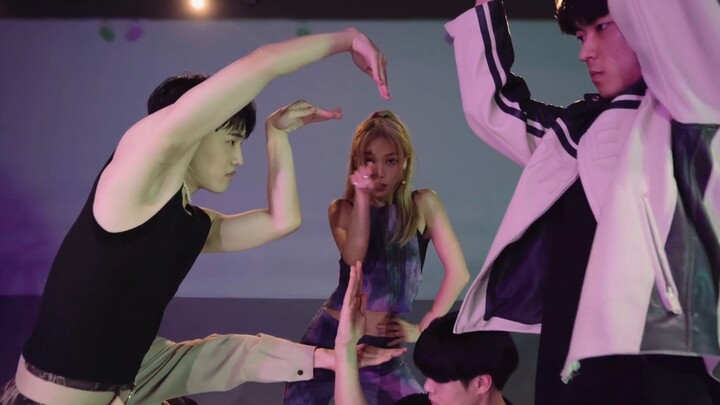 The fate of mom being an idol continues. 1M Dance Studio supports Min Sun-ye's "Just A Dancer" Dance